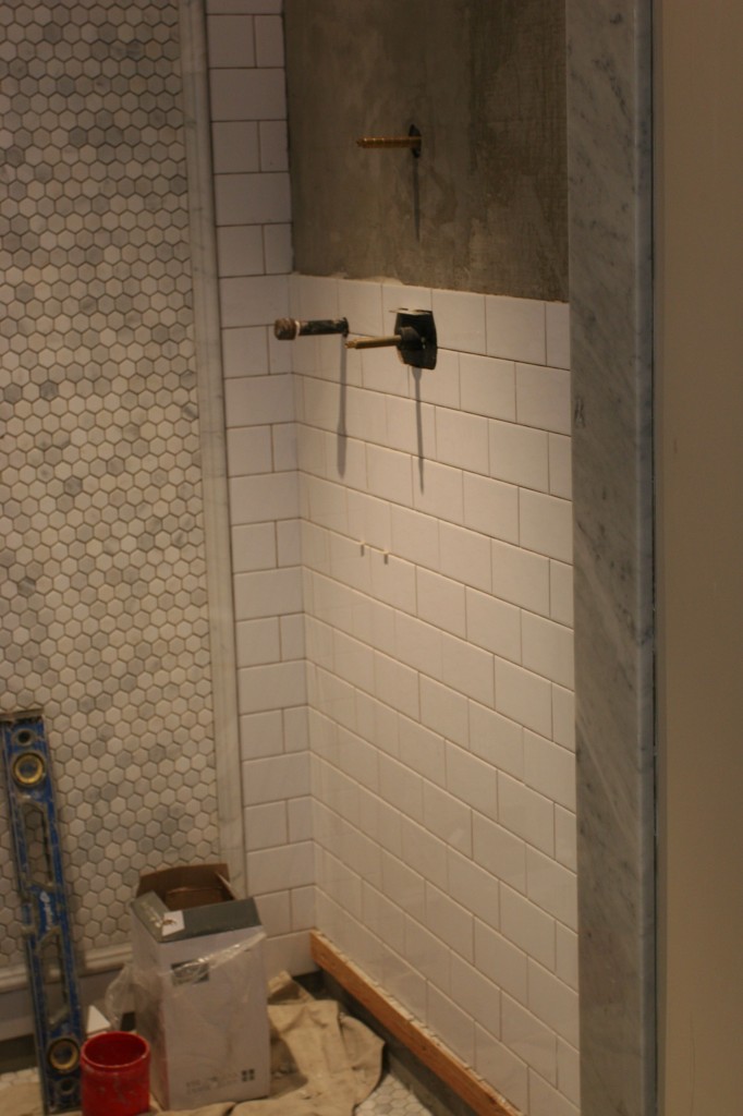 Ok, you have to see this. The subway tile wraps around the corner, so that if we had a 5" piece on the back wall, we have the corresponding 1" piece on the side wall (to equal 6"). That's a pro job, my friends. Simply stunning work.