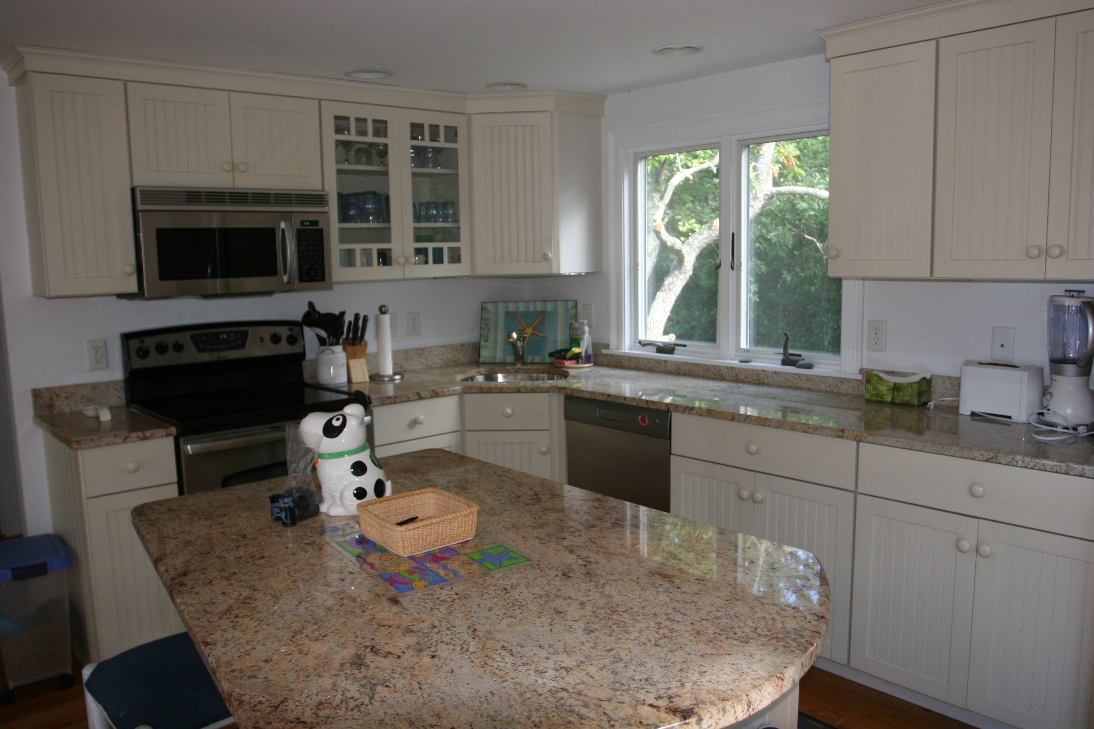 Look, everyone, a kitchen! With appliances, countertops and a sink! And a dishwasher!