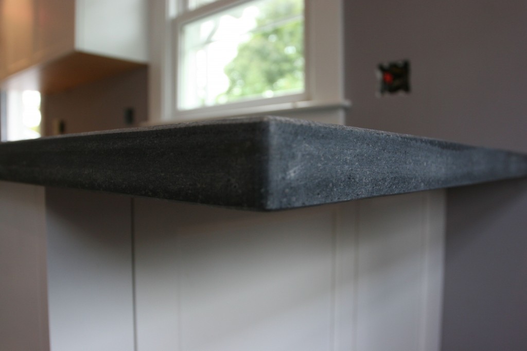 I really love how the side of the counters show the layers of the stone so well. Nifty.