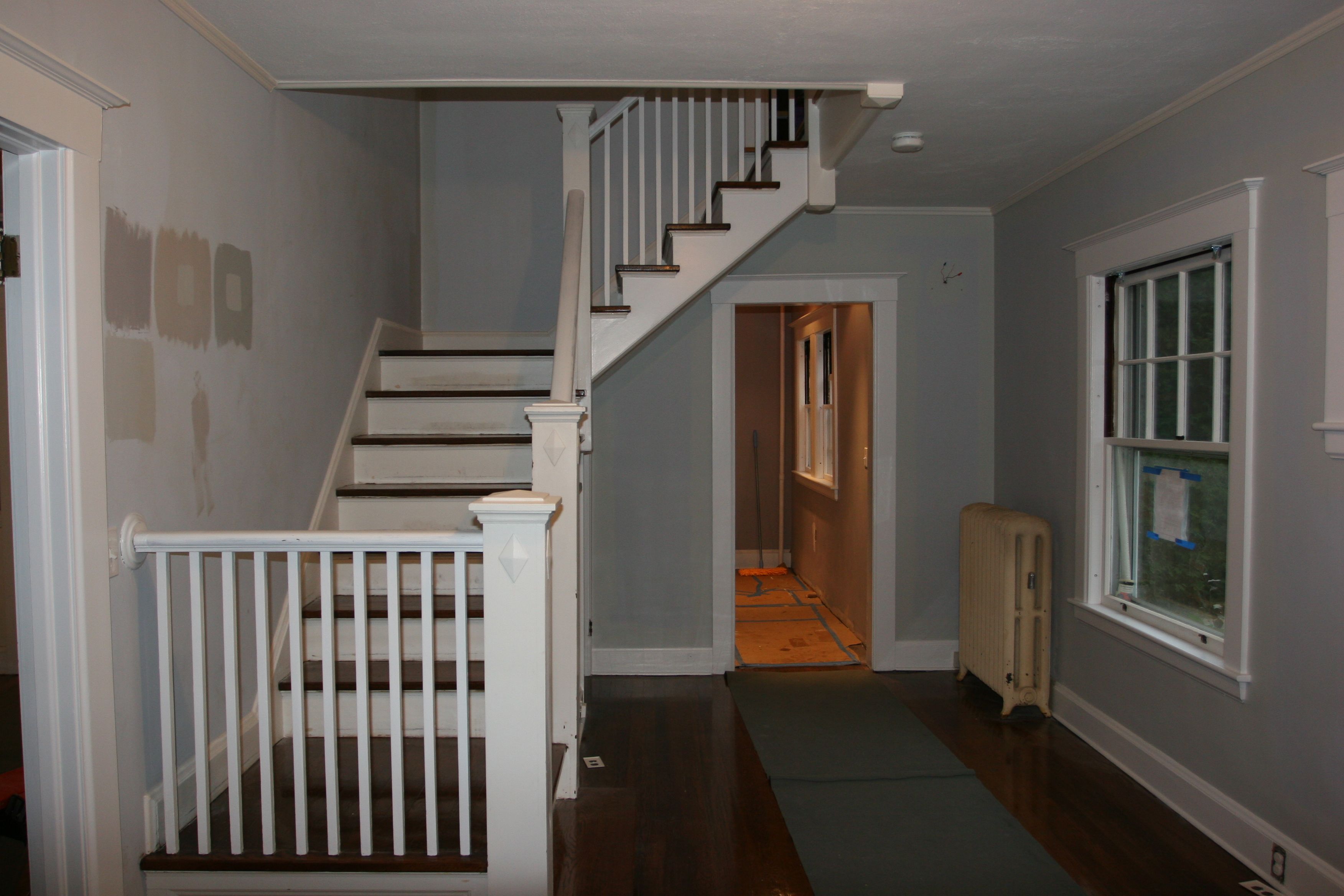 The banister has a primer coat on it, the balustrade is painted, and the walls are edged. Almost there!