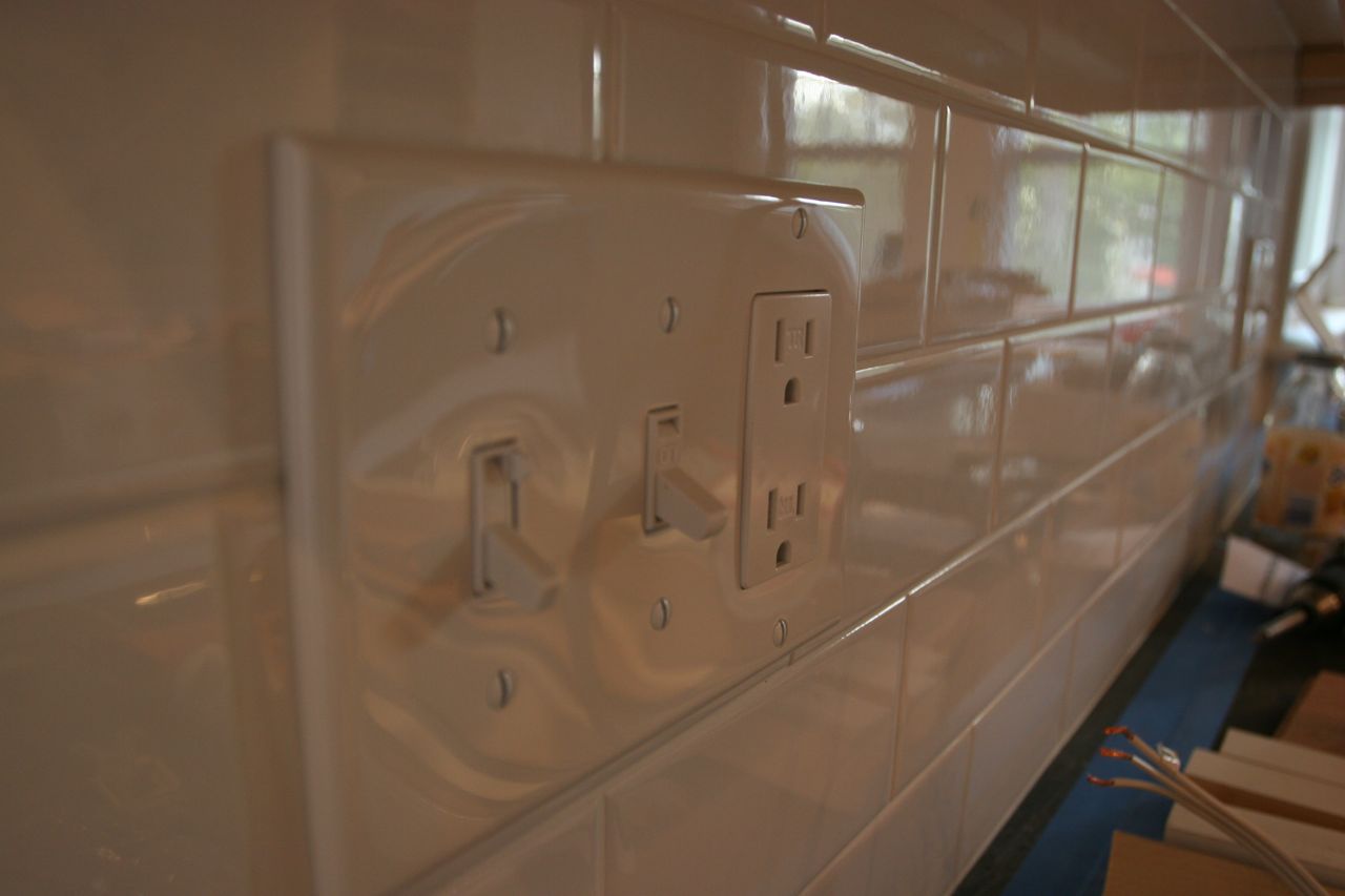 Ta-dah! Switches, outlets: clean, handsome, invisible and tidy. Hmm, just like Brad?