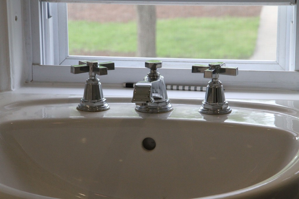 Same with the sink: faucet attached, water to come. Handsome style, though, no?