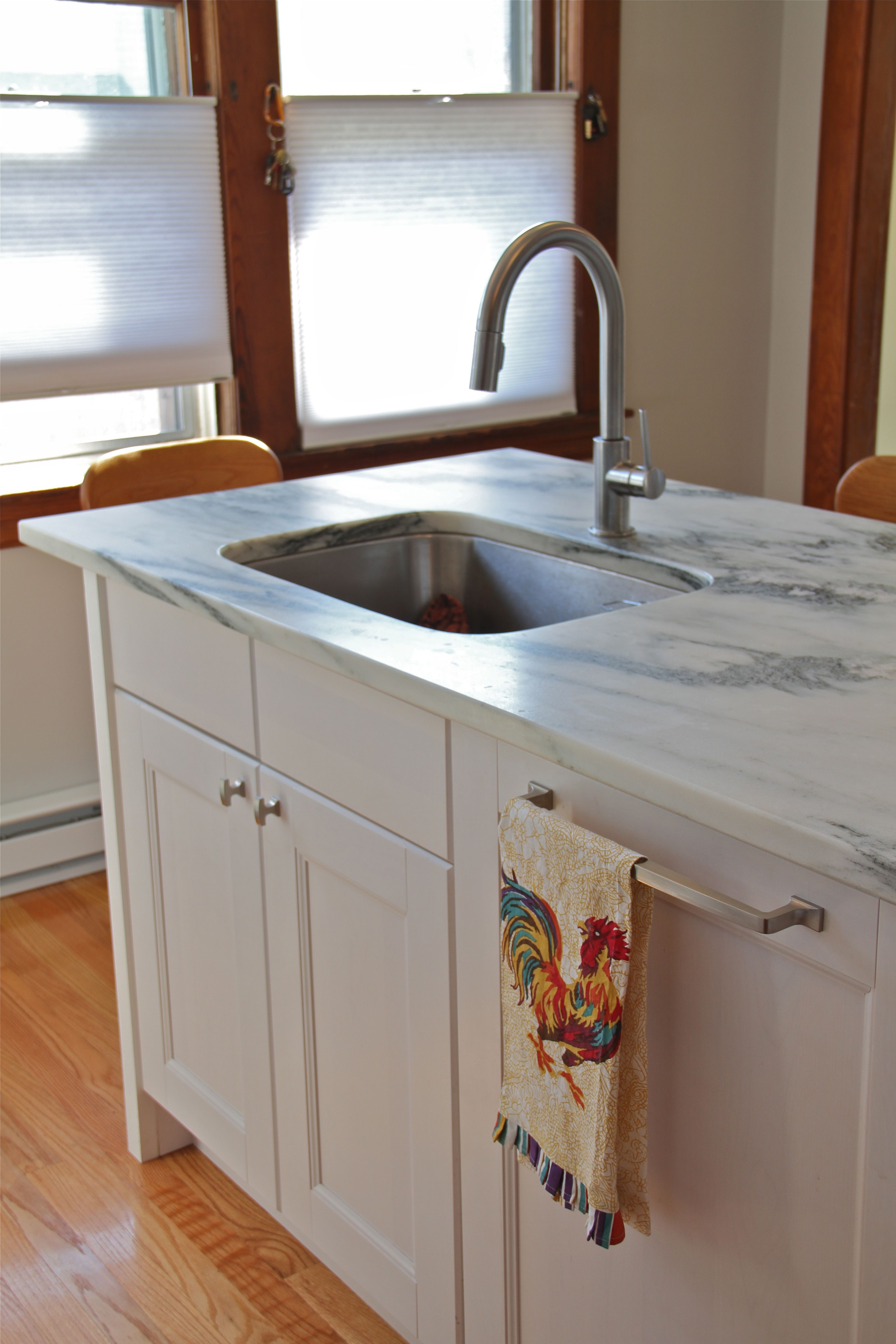 AFTER: Fully integrated dishwasher with cabinet panel, undermount sink, solid stone countertops. Ahhhh.